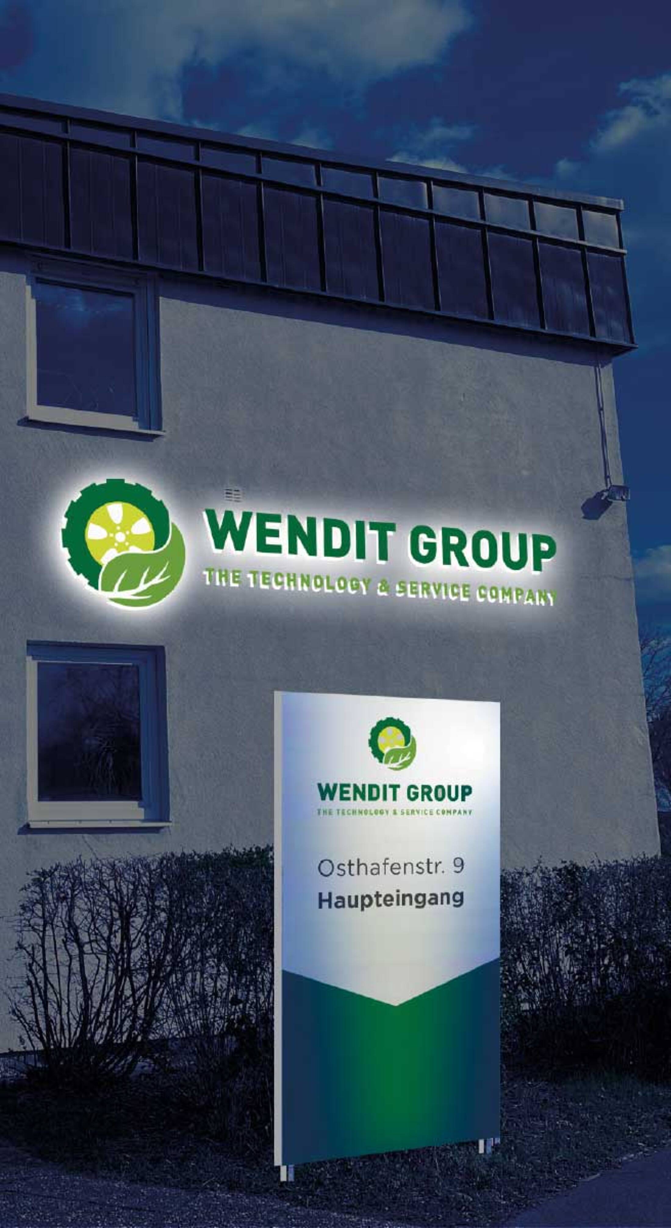 Wendit Eingang Gebäude bei Nacht mit beleuchtetem Firmenlogo