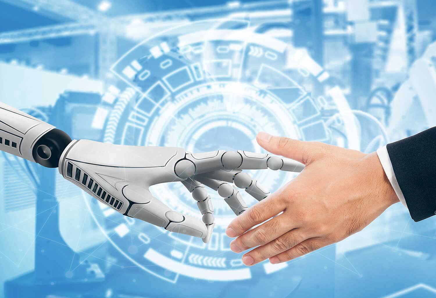 Roboterhand schüttelt Menschenhand